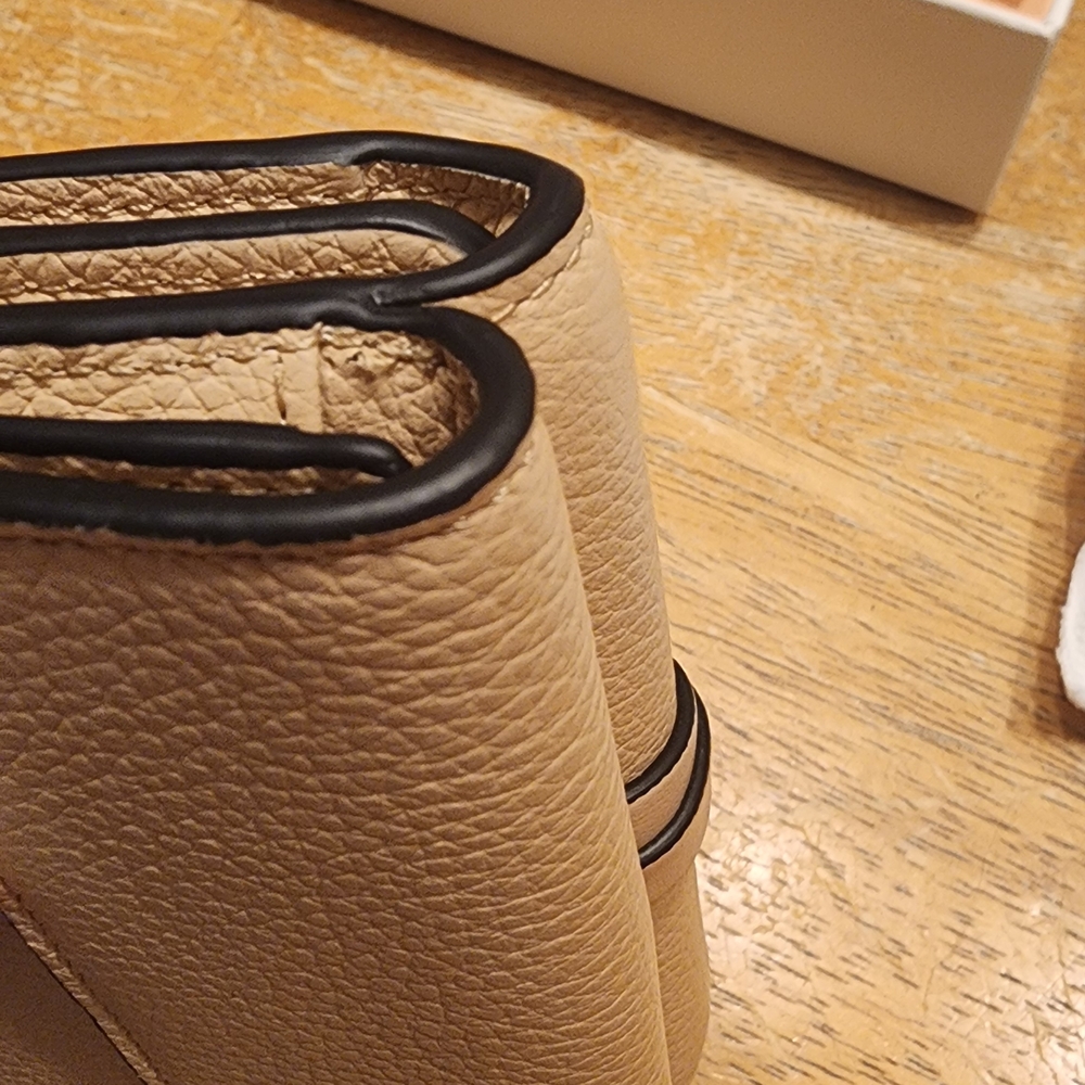 Chloé Alphabet Small Tri-Fold Wallet crafted from grained calfskin New Unused - Picture 5 of 16